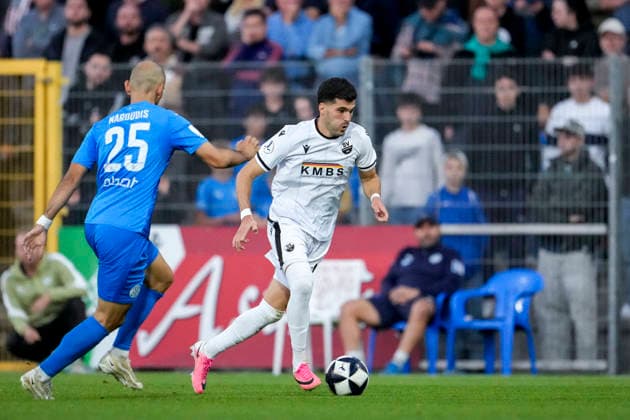 v.li.: Iosif Maroudis (FC Astoria, 25), Mert Tasdelen (SVS, 11), Zweikampf, Spielszene, Duell, duel, tackle, tackling, Dynamik, Action, Aktion, 25.09.2026, Walldorf (Deutschland), Fussball, Regionalliga Südwest, FC-Astoria Walldorf - SV Sandhausen