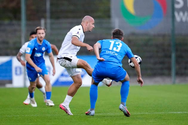 v.li.: Felix Lohkemper (SVS, 10), Emilian Lässig (FC Astoria, 13), Zweikampf, Spielszene, Duell, duel, tackle, tackling, Dynamik, Action, Aktion, 25.09.2026, Walldorf (Deutschland), Fussball, Regionalliga Südwest, FC-Astoria Walldorf - SV Sandhausen