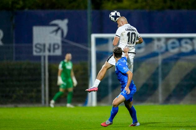 v.li.: Felix Lohkemper (SVS, 10), Emilian Lässig (FC Astoria, 13), beim Kopfball, Kopfballduell, Spielszene, Zweikampf in der Luft, Aktion, Action, 25.09.2026, Walldorf (Deutschland), Fussball, Regionalliga Südwest, FC-Astoria Walldorf - SV Sandhausen