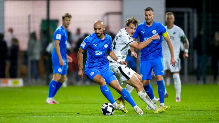 v.li.: Iosif Maroudis (FC Astoria, 25), Max Christiansen (SVS, 26), Zweikampf, Spielszene, Duell, duel, tackle, tackling, Dynamik, Action, Aktion, 25.09.2026, Walldorf (Deutschland), Fussball, Regionalliga Südwest, FC-Astoria Walldorf - SV Sandhausen