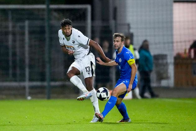 v.li.: Yannick Osee (SVS, 13), Emilian Lässig (FC Astoria, 13), Zweikampf, Spielszene, Duell, duel, tackle, tackling, Dynamik, Action, Aktion, 25.09.2026, Walldorf (Deutschland), Fussball, Regionalliga Südwest, FC-Astoria Walldorf - SV Sandhausen