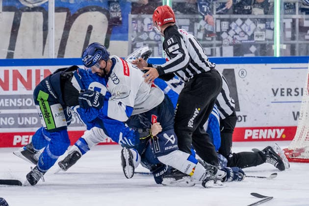 Keilerei von Alex Green (Straubing Tigers, 06) und Nicolas Beaudin (Straubing Tigers, 07) mit Morgan Ellis (ERC Ingolstadt, 04) und Kenny Agostino (ERC Ingolstadt, 11) GER, Straubing Tigers vs. ERC Ingolstadt, Eishockey, DEL, Saison 2026 2027, 3. Spieltag, 25.09.2026. Foto: HMB Media Heike Feiner Copyright: HMBxMedia HeikexFeiner