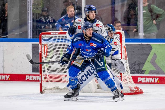 Emil Kvernmo Wasenden (ERC Ingolstadt, 14) verteidigt gegen Spencer Kersten (Straubing Tigers, 93) vor dem Tor von Jonas Stettmer (Torwart, ERC Ingolstadt, 01) GER, Straubing Tigers vs. ERC Ingolstadt, Eishockey, DEL, Saison 2026 2027, 3. Spieltag, 25.09.2026. Foto: HMB Media Heike Feiner Copyright: HMBxMedia HeikexFeiner