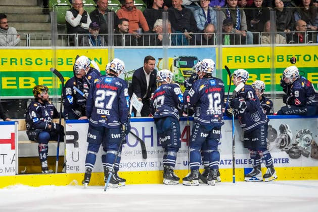 Ansprache Johan Pennerborn (Towerstars Ravensburg, Chef-Trainer), GER, Ravensburg Towerstars vs. Duesseldorfer EG, Eishockey, DEL2 Hauptrunde, 3. Spieltag, Spielzeit 2026 2027, 25.09.2026 GER, Ravensburg Towerstars vs. Duesseldorfer EG, Eishockey, DEL2 Hauptrunde, 3. Spieltag, Spielzeit 2026 2027, 25.09.2026 Ravensburg Copyright: xEibner-Pressefoto MaximilianxRistx EP_MRT