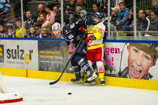 Kampf um den Puck Zweikampf zwischen Simon Sezemsky (Towerstars Ravensburg, 93) und Ville Jaervelaeinen (Duesseldorfer EG, 20), GER, Ravensburg Towerstars vs. Duesseldorfer EG, Eishockey, DEL2 Hauptrunde, 3. Spieltag, Spielzeit 2026 2027, 25.09.2026 GER, Ravensburg Towerstars vs. Duesseldorfer EG, Eishockey, DEL2 Hauptrunde, 3. Spieltag, Spielzeit 2026 2027, 25.09.2026 Ravensburg Copyright: xEibner-Pressefoto MaximilianxRistx EP_MRT