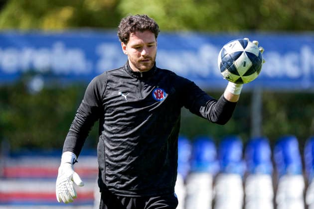 David Nreca Bisinger (Torhüter, VfR Mannheim, 1), am Ball, Einzelbild, Einzelfoto, Aktion, Action, 26.09.2026, Mannheim (Deutschland), Fussball, Regionalliga Südwest, VfR Mannheim - SG Barockstadt Fulda-Lehnerz