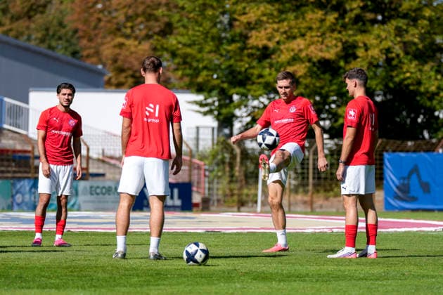 Spieler vom VfR Mannheim, beim Aufwärmen, Aufwärmprogramm, Warmlaufen vor dem Spiel, Aktion, Action, 26.09.2026, Mannheim (Deutschland), Fussball, Regionalliga Südwest, VfR Mannheim - SG Barockstadt Fulda-Lehnerz