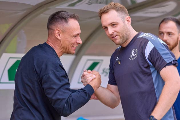 Begruessung, Smalltalk zwischen Benjamino Molinari (VfR Aalen, Chef-Trainer) und Mathias Heilig (Schiedsrichter) GER, Kickers Offenbach vs. VfR Aalen, Fussball, Regionalliga Suedwest - Herren, 9. Spieltag, Spielzeit 2026 2027, 26.09.2026 GER, Kickers Offenbach vs. VfR Aalen, Fussball, Regionalliga Suedwest - Herren, 9. Spieltag, Spielzeit 2026 2027, 26.09.2026 Offenbach am Main Copyright: xEibner-Pressefoto GeraldxOelze-dexStoppanyx EP_ODS