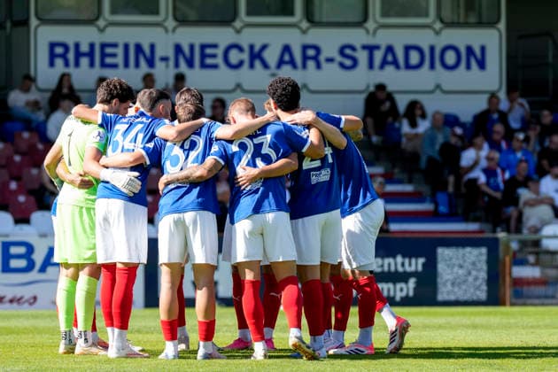 Spieler vom VfR Mannheim, schwören sich mit einem Mannschaftskreis vor dem Anpfiff ein, Kreis, Teamkreis, Konzentration, Kameradschaft, Ansprache, Motivation, 26.09.2026, Mannheim (Deutschland), Fussball, Regionalliga Südwest, VfR Mannheim - SG Barockstadt Fulda-Lehnerz