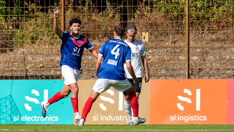 v.li.: Torschütze Anas Alaoui (VfR Mannheim, 24), Hans-Juraj Hartmann (VfR Mannheim, 4), Spieler vom VfR Mannheim, jubeln über das Tor zum 1:0, Jubel, Torjubel, Torerfolg, celebrate the goal, goal, celebration, jubelt ueber das Tor, Freuen, Freude, freut sich, optimistisch, positiv, Spielszene, Highlight, Action, Aktion, 26.09.2026, Mannheim (Deutschland), Fussball, Regionalliga Südwest, VfR Mannheim - SG Barockstadt Fulda-Lehnerz