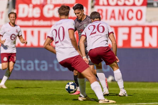 Dominik Crljenec (Kickers Offenbach, 20), Dean Melo (VfR Aalen, 18), Bastian Froelich (Kickers Offenbach, 26) GER, Kickers Offenbach vs. VfR Aalen, Fussball, Regionalliga Suedwest - Herren, 9. Spieltag, Spielzeit 2026 2027, 26.09.2026 GER, Kickers Offenbach vs. VfR Aalen, Fussball, Regionalliga Suedwest - Herren, 9. Spieltag, Spielzeit 2026 2027, 26.09.2026 Offenbach am Main Copyright: xEibner-Pressefoto GeraldxOelze-dexStoppanyx EP_ODS