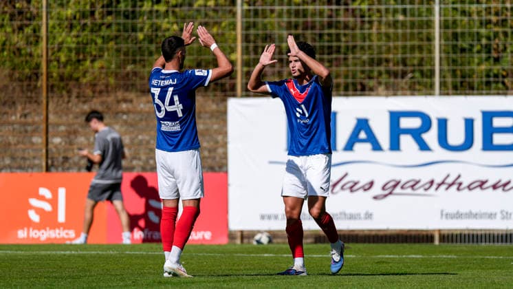 v.li.: Mehdi Hetemaj (VfR Mannheim, 34), Torschütze Anas Alaoui (VfR Mannheim, 24), Spieler vom VfR Mannheim, jubeln über das Tor zum 1:0, Jubel, Torjubel, Torerfolg, celebrate the goal, goal, celebration, jubelt ueber das Tor, Freuen, Freude, freut sich, optimistisch, positiv, Spielszene, Highlight, Action, Aktion, 26.09.2026, Mannheim (Deutschland), Fussball, Regionalliga Südwest, VfR Mannheim - SG Barockstadt Fulda-Lehnerz