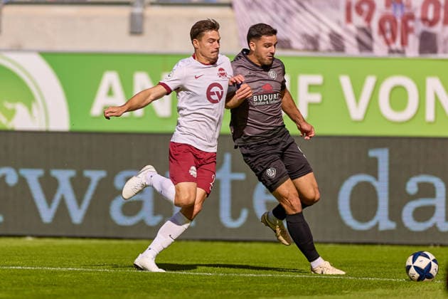 Zweikampf, Duell zwischen Nathan Doganay (Kickers Offenbach, 22) und Michael Kleinschrodt (VfR Aalen, 09) GER, Kickers Offenbach vs. VfR Aalen, Fussball, Regionalliga Suedwest - Herren, 9. Spieltag, Spielzeit 2026 2027, 26.09.2026 GER, Kickers Offenbach vs. VfR Aalen, Fussball, Regionalliga Suedwest - Herren, 9. Spieltag, Spielzeit 2026 2027, 26.09.2026 Offenbach am Main Copyright: xEibner-Pressefoto GeraldxOelze-dexStoppanyx EP_ODS