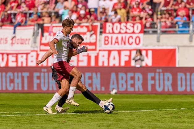 Michael Kleinschrodt (VfR Aalen, 09) auf dem Weg zum Tor, Treffer zum 0:2. Dominik Crljenec (Kickers Offenbach, 20) kann ihn nicht stoppen. GER, Kickers Offenbach vs. VfR Aalen, Fussball, Regionalliga Suedwest - Herren, 9. Spieltag, Spielzeit 2026 2027, 26.09.2026 GER, Kickers Offenbach vs. VfR Aalen, Fussball, Regionalliga Suedwest - Herren, 9. Spieltag, Spielzeit 2026 2027, 26.09.2026 Offenbach am Main Copyright: xEibner-Pressefoto GeraldxOelze-dexStoppanyx EP_ODS