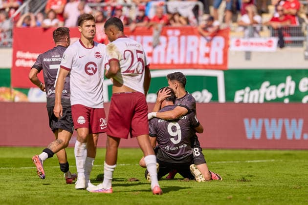 Sasa Maksimovic (VfR Aalen, 07), Bastian Froelich (Kickers Offenbach, 26) und Adam Loune (Kickers Offenbach, 25) enttaeuscht nach dem Treffer, Tor zum 0:2, Torschuetze Michael Kleinschrodt (VfR Aalen, 09) und Dean Melo (VfR Aalen, 18) feiern GER, Kickers Offenbach vs. VfR Aalen, Fussball, Regionalliga Suedwest - Herren, 9. Spieltag, Spielzeit 2026 2027, 26.09.2026 GER, Kickers Offenbach vs. VfR Aalen, Fussball, Regionalliga Suedwest - Herren, 9. Spieltag, Spielzeit 2026 2027, 26.09.2026 Offenbach am Main Copyright: xEibner-Pressefoto GeraldxOelze-dexStoppanyx EP_ODS