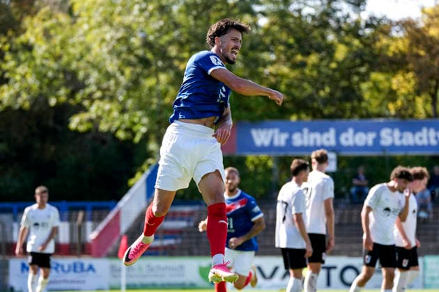 Torschütze Flamur Berisha (VfR Mannheim, 20), Spieler vom VfR Mannheim, jubelt über das Tor zum 4:1, Jubel, jubeln, Torjubel, Torerfolg, celebrate the goal, goal, celebration, jubelt ueber das Tor, Freuen, Freude, freut sich, optimistisch, positiv, Spielszene, Highlight, Freisteller, Ganzkörper, Einzelbild, Einzelfoto, Aktion, Action, 26.09.2026, Mannheim (Deutschland), Fussball, Regionalliga Südwest, VfR Mannheim - SG Barockstadt Fulda-Lehnerz