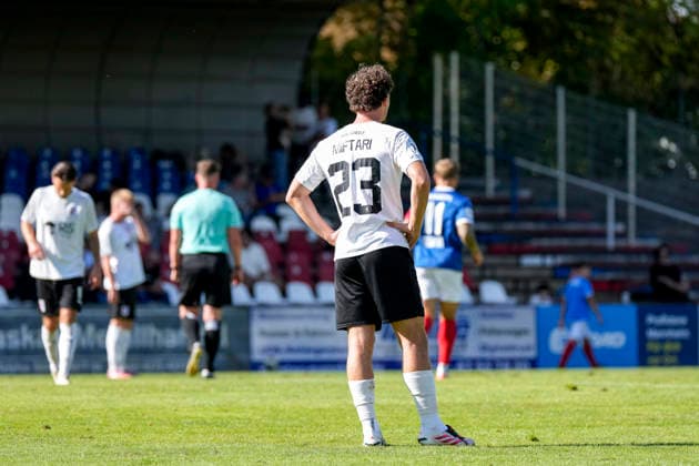 Drini Miftari (SG Barockstadt, 23), Spieler der SG Barockstadt Fulda-Lehnerz (Föllscheelf), enttäuscht schauend, Enttäuschung, Frustration, disappointed, pessimistisch, nach dem Gegentor zum 4:1, Action, Aktion, Spielszene, 26.09.2026, Mannheim (Deutschland), Fussball, Regionalliga Südwest, VfR Mannheim - SG Barockstadt Fulda-Lehnerz
