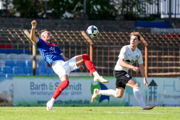 v.li.: Mehdi Hetemaj (VfR Mannheim, 34), Moritz Dittmann (SG Barockstadt, 18), Zweikampf, Spielszene, Duell, duel, tackle, tackling, Dynamik, Action, Aktion, 26.09.2026, Mannheim (Deutschland), Fussball, Regionalliga Südwest, VfR Mannheim - SG Barockstadt Fulda-Lehnerz