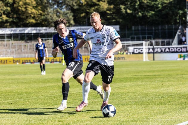 SSV Ulm 1846 Fußball vs. SV Eintracht Trier, Fussball, Regionalliga Südwest, 9. Spieltag, Donaustadion Ulm 26.09.26 v.l. Noah Herber (SV Eintracht-Trier, 38), Leon Müller (SSV Ulm 1846 Fußball, 17) SSV Ulm 1846 Fußball vs. SV Eintracht Trier, Fussball, Regionalliga Südwest, 9. Spieltag, Donaustadion Ulm 26.09.26 Foto: Lucca Fundel Ulm Donaustadion Baden-Württemberg Deutschland