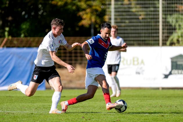 v.li.: Diamant Lokaj (SG Barockstadt, 34), Lukas Rupp (VfR Mannheim, 10), Zweikampf, Spielszene, Duell, duel, tackle, tackling, Dynamik, Action, Aktion, 26.09.2026, Mannheim (Deutschland), Fussball, Regionalliga Südwest, VfR Mannheim - SG Barockstadt Fulda-Lehnerz