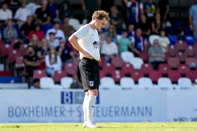 Moritz Dittmann (SG Barockstadt, 18), Spieler der SG Barockstadt Fulda-Lehnerz (Föllscheelf), enttäuscht über die Niederlage, Enttäuschung nach dem Schlusspfiff, Highlight, Verlierer, verloren, Frustration, disappointed, pessimistisch, 26.09.2026, Mannheim (Deutschland), Fussball, Regionalliga Südwest, VfR Mannheim - SG Barockstadt Fulda-Lehnerz
