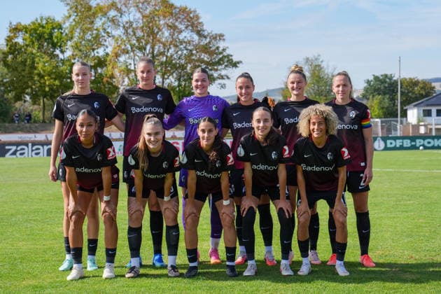 25.09.2026, Fußball, 1. HauptrunDFB-Pokal Frauen 2026 2027, SG 99 Andernach - SC Freiburg Die Startelf des SC Freiburg. Hintere Reihe v. l.: Mia-Lena Maaß, Julia Stierli, Lorena Barth, Selina Vobian, Carina Brunold und Kapitänin Lisa Karl. Vordere Reihe v. l. Nicole Ojukwu, Alena Bienz, Ilayda Acikgöz, Emma Memminger und Amira Arfaoui.