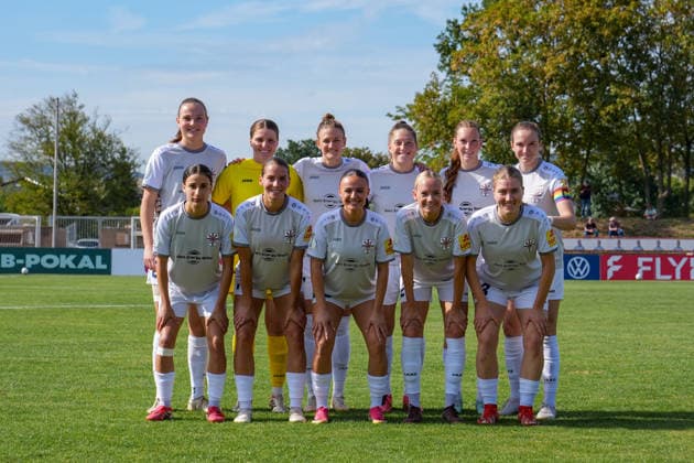 25.09.2026, Fußball, 1. HauptrunDFB-Pokal Frauen 2026 2027, SG 99 Andernach - SC Freiburg Die Startelf der SG 99 Andernach. Hintere Reihe v. l.: Malou Müller, Elena Bläser, Carolin Schraa, Leonie Krump, Ina Keller, Kapitänin Vanessa Zilligen. Vordere Reihe v. l.: Narjiss Ahamad, Mia Trombin, Rinesa Alija, Isabel Pfeiffer und Marlene Ganßer.