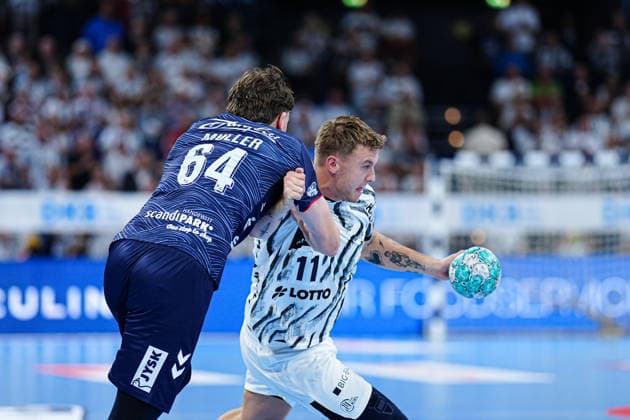 Lasse Moller (SG Flensburg-Handewitt, 64), Emil Wernsdorf Madsen (THW Kiel, 11) GER, THW Kiel vs. SG Flensburg-Handewitt, Handball, 1. Bundesliga, Spieltag 6, Saison 2026 2027, 26.09.2026 GER, THW Kiel vs. SG Flensburg-Handewitt, Handball, 1. Bundesliga, Spieltag 6, Saison 2026 2027, 26.09.2026 Kiel Copyright: xEibner-Pressefoto MarcelxvonxFehrnx EP_MFN