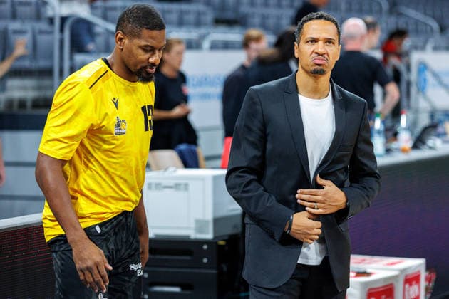 Yorman Polas Bartolo (MHP Riesen Ludwigsburg, 13), David McCray (MHP Riesen Ludwigsburg, Sportlicher Leiter), vor Spielbeginn, BMA365 Bamberg Baskets vs. MHP RIESEN Ludwigsburg, Basketball, easyCredit BBL, 3. Spieltag, 26.09.2026 BMA365 Bamberg Baskets vs. MHP RIESEN Ludwigsburg, Basketball, easyCredit BBL, 3. Spieltag, 26.09.2026 Bamberg Copyright: xEibner-Pressefoto G.xSantemizx EP_EER
