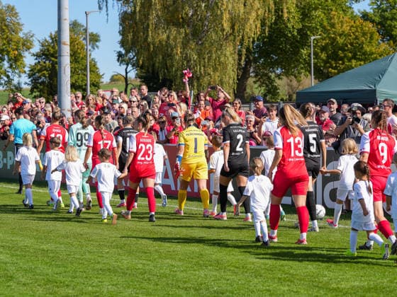 DIe Mannschafts vor dem Spiel , SV Eutingen vs. FC Carl Zeiss Jena, Fussball, Frauen DFB-Pokal, 2026 2027, 26.09.2026, SV Eutingen vs. FC Carl Zeiss Jena, Fussball, Frauen DFB-Pokal, 2026 2027, 26.09.2026 Eutingen im Gäu Copyright: xEibner-Pressefoto DanielexLaxRocx EP_DLO