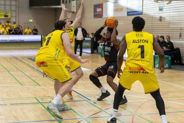 Kenneth Andrew Cooper (SBB Boerde Baskets, 22) gegen Philip Alston (Kreisbau Kirchheim Knights, 01) & Nico Bretzel (Kreisbau Kirchheim Knights, 21). GER, Kreisbau Knights vs. SBB Baskets, Basketball, ProA, 1. Spieltag, Spielzeit 2026 2027, 26.09.2026 GER, Kreisbau Kirchheim Knights vs. SBB Baskets, Basketball, ProA, 1. Spieltag, Spielzeit 2026 2027, 26.09.2026 Copyright: xEibner-Pressefoto DavidexDixGiovx EP_DGI
