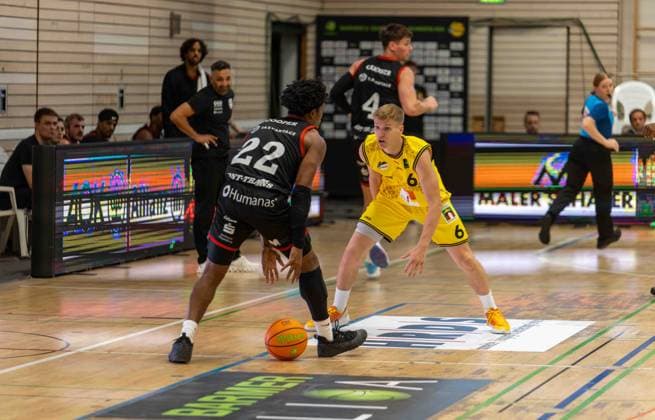 Johannes Patrick (Kreisbau Kirchheim Knights, 06) gegen Kenneth Andrew Cooper (SBB Boerde Baskets, 22). GER, Kreisbau Knights vs. SBB Baskets, Basketball, ProA, 1. Spieltag, Spielzeit 2026 2027, 26.09.2026 GER, Kreisbau Kirchheim Knights vs. SBB Baskets, Basketball, ProA, 1. Spieltag, Spielzeit 2026 2027, 26.09.2026 Copyright: xEibner-Pressefoto DavidexDixGiovx EP_DGI