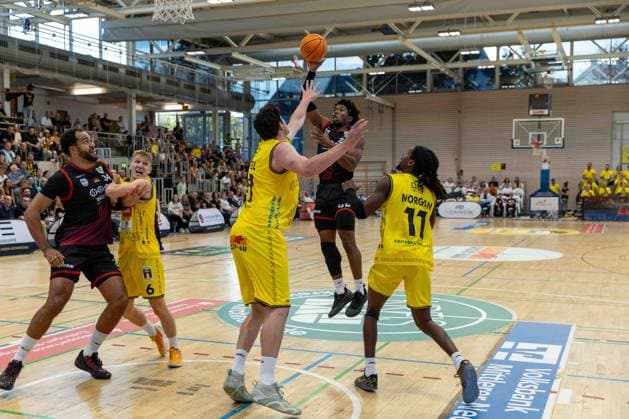 Kenneth Andrew Cooper (SBB Boerde Baskets, 22) beim Wurf gegen Nico Bretzel (Kreisbau Kirchheim Knights, 21). GER, Kreisbau Knights vs. SBB Baskets, Basketball, ProA, 1. Spieltag, Spielzeit 2026 2027, 26.09.2026 GER, Kreisbau Kirchheim Knights vs. SBB Baskets, Basketball, ProA, 1. Spieltag, Spielzeit 2026 2027, 26.09.2026 Copyright: xEibner-Pressefoto DavidexDixGiovx EP_DGI