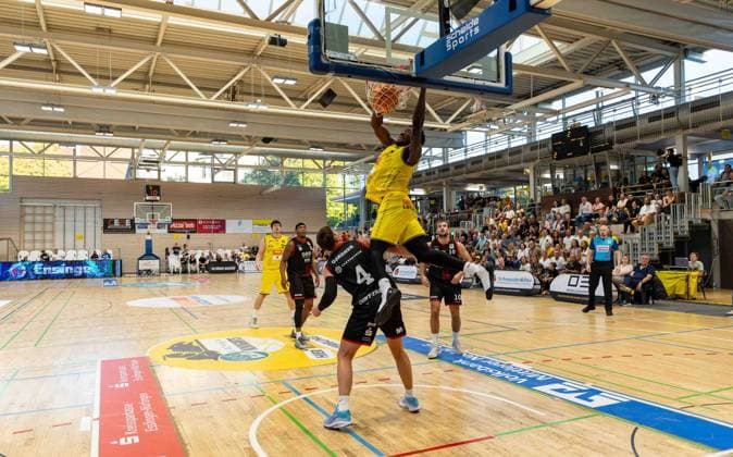 Philip Alston (Kreisbau Kirchheim Knights, 01) beim Dunk gegen Brock Gardner (SBB Baskets, 04). GER, Kreisbau Knights vs. SBB Baskets, Basketball, ProA, 1. Spieltag, Spielzeit 2026 2027, 26.09.2026 GER, Kreisbau Kirchheim Knights vs. SBB Baskets, Basketball, ProA, 1. Spieltag, Spielzeit 2026 2027, 26.09.2026 Copyright: xEibner-Pressefoto DavidexDixGiovx EP_DGI