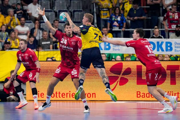 v.li.: Daniel Dujshebaev (MTM, 24), Edwin Aspenbäck (RNL, 78), Reynir Thor Stefansson (MTM, 19), Zweikampf, Spielszene, Duell, duel, tackle, tackling, Dynamik, Action, Aktion, 26.09.2026, Mannheim (Deutschland), Handball, Bundesliga, Rhein-Neckar Löwen - MT Melsungen