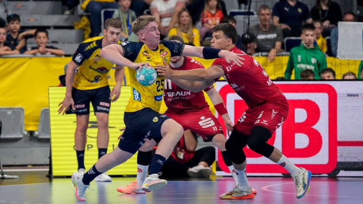 v.li.: Haukur Thrastarson (RNL, 25), Aaron Mensing (MTM, 33), Zweikampf, Spielszene, Duell, duel, tackle, tackling, Dynamik, Action, Aktion, 26.09.2026, Mannheim (Deutschland), Handball, Bundesliga, Rhein-Neckar Löwen - MT Melsungen