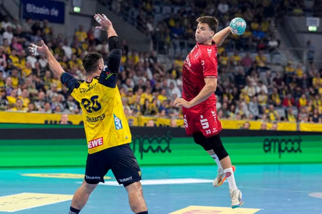v.li.: Jannik Kohlbacher (RNL, 80), Aaron Mensing (MTM, 33), beim Sprungwurf, Wurf, Torwurf, Action, Aktion, Spielszene, 26.09.2026, Mannheim (Deutschland), Handball, Bundesliga, Rhein-Neckar Löwen - MT Melsungen