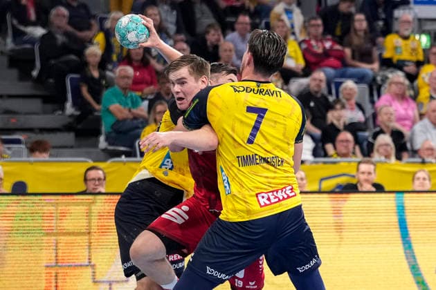 v.li.: Jannik Kohlbacher (RNL, 80), Reynir Thor Stefansson (MTM, 19), Robert Timmermeister (RNL, 7), Zweikampf, Spielszene, Duell, duel, tackle, tackling, Dynamik, Action, Aktion, 26.09.2026, Mannheim (Deutschland), Handball, Bundesliga, Rhein-Neckar Löwen - MT Melsungen