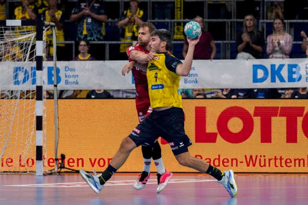 v.li.: David Mandic (MTM, 7), Jacob Arenth Lassen (RNL, 9), Zweikampf, Spielszene, Duell, duel, tackle, tackling, Dynamik, Action, Aktion, 26.09.2026, Mannheim (Deutschland), Handball, Bundesliga, Rhein-Neckar Löwen - MT Melsungen