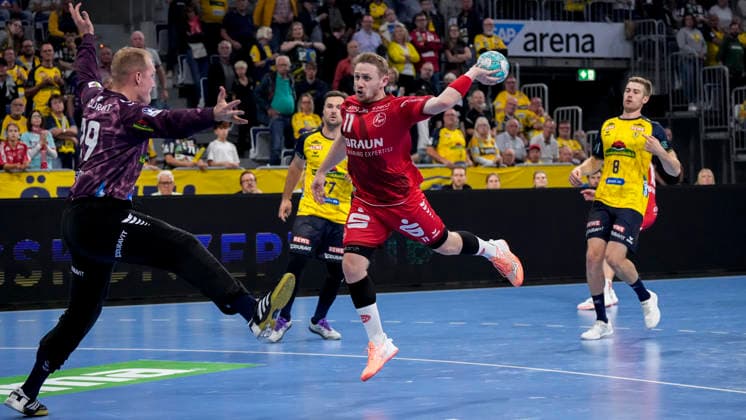 v.li.: David Späth (Torwart, RNL, 29) pariert gegen Dimitri Ignatow (MTM, 11), beim Sprungwurf, Wurf, Torwurf, Action, Aktion, Spielszene, 26.09.2026, Mannheim (Deutschland), Handball, Bundesliga, Rhein-Neckar Löwen - MT Melsungen