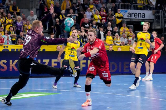 v.li.: David Späth (Torwart, RNL, 29) pariert gegen Dimitri Ignatow (MTM, 11), beim Sprungwurf, Wurf, Torwurf, Action, Aktion, Spielszene, 26.09.2026, Mannheim (Deutschland), Handball, Bundesliga, Rhein-Neckar Löwen - MT Melsungen