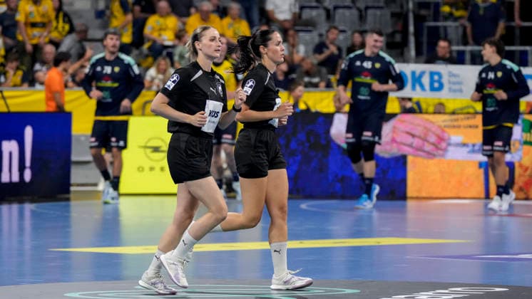 v.li.: Sophia Janz (Schiedsrichterin) und Rosana Sug (Schiedsrichterin), Aktion, Action, Warmlaufen, Gespannschiedsrichter, Schiedsrichtergespann, 26.09.2026, Mannheim (Deutschland), Handball, Bundesliga, Rhein-Neckar Löwen - MT Melsungen