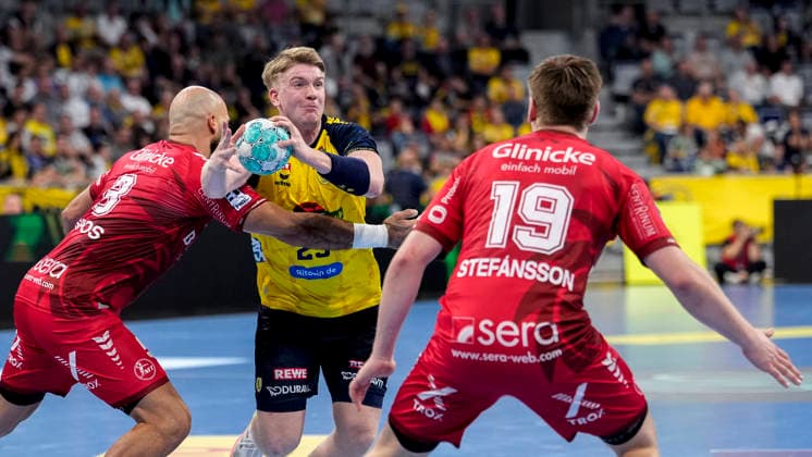 v.li.: Adrian Sipos (MTM, 8), Haukur Thrastarson (RNL, 25), Reynir Thor Stefansson (MTM, 19), Zweikampf, Spielszene, Duell, duel, tackle, tackling, Dynamik, Action, Aktion, 26.09.2026, Mannheim (Deutschland), Handball, Bundesliga, Rhein-Neckar Löwen - MT Melsungen