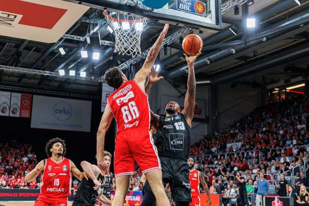 Yuval Hochstadter (BMA365 Bamberg Baskets, 66), Yorman Polas Bartolo (MHP Riesen Ludwigsburg, 13), BMA365 Bamberg Baskets vs. MHP RIESEN Ludwigsburg, Basketball, easyCredit BBL, 3. Spieltag, 26.09.2026 BMA365 Bamberg Baskets vs. MHP RIESEN Ludwigsburg, Basketball, easyCredit BBL, 3. Spieltag, 26.09.2026 Bamberg Copyright: xEibner-Pressefoto G.xSantemizx EP_EER