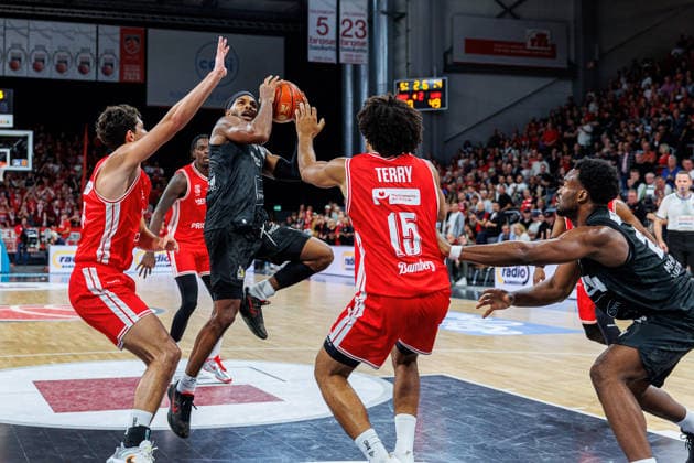 Yuval Hochstadter (BMA365 Bamberg Baskets, 66), Justin Kier (MHP Riesen Ludwigsburg, 01), Brendan Terry (BMA365 Bamberg Baskets, 15), BMA365 Bamberg Baskets vs. MHP RIESEN Ludwigsburg, Basketball, easyCredit BBL, 3. Spieltag, 26.09.2026 BMA365 Bamberg Baskets vs. MHP RIESEN Ludwigsburg, Basketball, easyCredit BBL, 3. Spieltag, 26.09.2026 Bamberg Copyright: xEibner-Pressefoto G.xSantemizx EP_EER