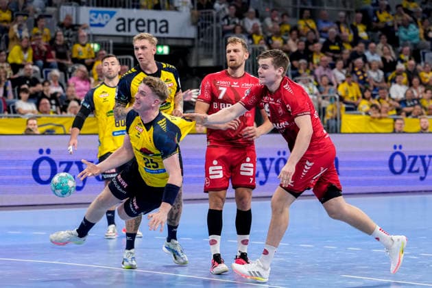 v.li.: Haukur Thrastarson (RNL, 25), Reynir Thor Stefansson (MTM, 19), beim Sprungwurf, Wurf, Torwurf, Action, Aktion, Spielszene, Zweikampf, 26.09.2026, Mannheim (Deutschland), Handball, Bundesliga, Rhein-Neckar Löwen - MT Melsungen