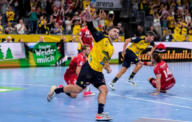 Torschütze Jannik Kohlbacher (RNL, 80), jubelt über das Tor zum 29:27, Jubel, jubeln, Torjubel, Torerfolg, celebrate the goal, goal, celebration, jubelt ueber das Tor, Freuen, Freude, freut sich, optimistisch, positiv, Spielszene, Highlight, Freisteller, Ganzkörper, Einzelbild, Einzelfoto, Aktion, Action, 26.09.2026, Mannheim (Deutschland), Handball, Bundesliga, Rhein-Neckar Löwen - MT Melsungen