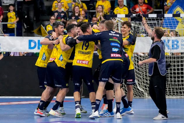 Spieler der Rhein-Neckar-Löwen, Jubel nach dem Schlusspfiff, Freude über den Sieg, Sieger, Gewinner, jubelt, jubeln, fröhlich, positiv, freut sich, freuen, optimistisch, Highlight, Action, Aktion, 26.09.2026, Mannheim (Deutschland), Handball, Bundesliga, Rhein-Neckar Löwen - MT Melsungen