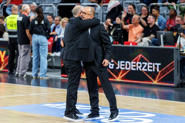 Alejandro Zubillaga Jimenez (MHP Riesen Ludwigsburg, Co-Trainer), Carles Duran Ortega (MHP Riesen Ludwigsburg, Trainer), jubelt, Jubel, positive Emotionen, positive Emotion, Spielende, BMA365 Bamberg Baskets vs. MHP RIESEN Ludwigsburg, Basketball, easyCredit BBL, 3. Spieltag, 26.09.2026 BMA365 Bamberg Baskets vs. MHP RIESEN Ludwigsburg, Basketball, easyCredit BBL, 3. Spieltag, 26.09.2026 Bamberg Copyright: xEibner-Pressefoto G.xSantemizx EP_EER