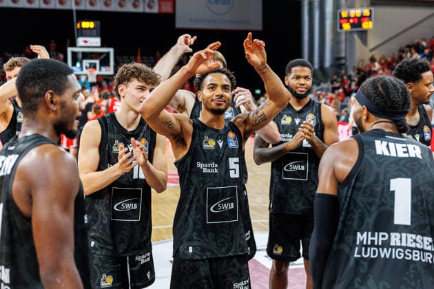Ishmael Leggett (MHP Riesen Ludwigsburg, 05), jubelt, Jubel, positive Emotionen, positive Emotion, Spielende, Team, Mannschaft, BMA365 Bamberg Baskets vs. MHP RIESEN Ludwigsburg, Basketball, easyCredit BBL, 3. Spieltag, 26.09.2026 BMA365 Bamberg Baskets vs. MHP RIESEN Ludwigsburg, Basketball, easyCredit BBL, 3. Spieltag, 26.09.2026 Bamberg Copyright: xEibner-Pressefoto G.xSantemizx EP_EER